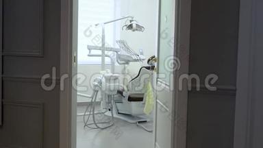现代牙科办公室内部。 <strong>柜子</strong>在等病人..