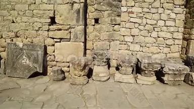 有巨大石墙雕刻的石柱和石板遗迹的庭院