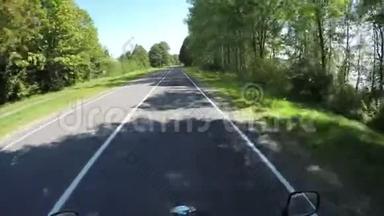 在白俄罗斯美丽的<strong>风景</strong>优美的<strong>风景</strong>和空旷的森林道路上骑自行车，竖起大拇指和OK标志