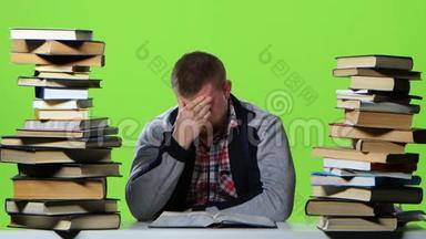 人们<strong>翻阅</strong>教科书时，它会头痛. 绿色屏幕