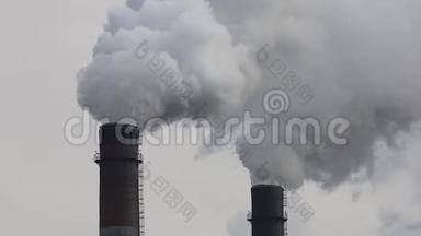 工厂烟囱冒烟，浓烟滚滚. 工业污染空气、发电厂排放、<strong>环境生态问题</strong>