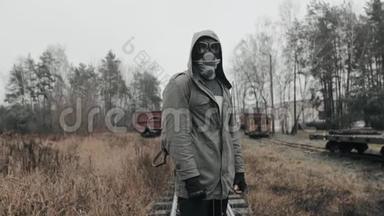 戴着防毒面具的人站在废弃的火车站。 <strong>世界末日</strong>概念