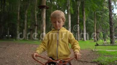 森<strong>林探</strong>险公园里的小男孩展示了他的安全装备。 户外游乐中心，有攀岩活动