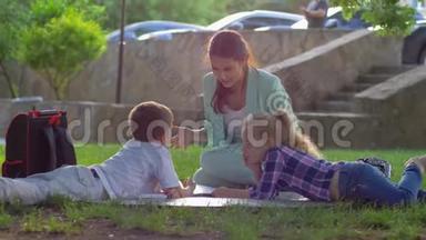 小男孩和<strong>女</strong>孩听着<strong>女孩子</strong>读着迷人的书，坐在阳光明媚的户外草坪上。