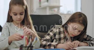 两个欧洲小女孩和他们成熟的母亲在做家庭作业时在一起度过美<strong>好时光</strong>的肖像。