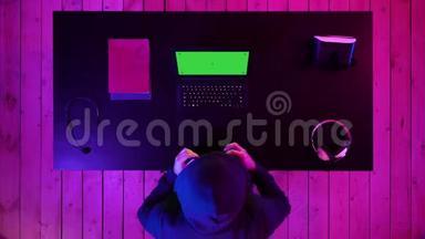 玩家或彩带在笔记本电脑屏幕上观看游戏。 绿色屏幕模拟显示。