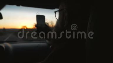 夕阳西下，坐在车里看窗外的小胡子