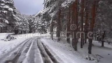 行驶在积雪覆盖的山林道路上.. 波夫在一座雪覆盖的山的道路上行驶的稳定摄像机镜头