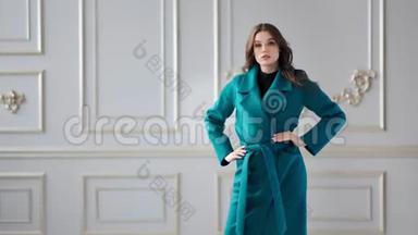 美丽的时装<strong>模特展示</strong>时髦的秋色大衣，摆在现代豪华工作室