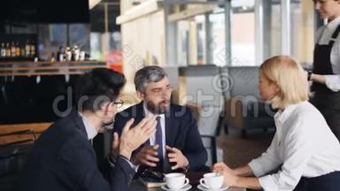 <strong>成功</strong>的商人使用智能手机在咖啡厅进行数字在线<strong>支付</strong>
