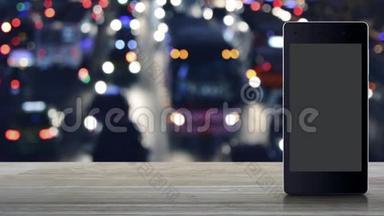 Cctv摄像机平板图标，现代智能手机屏幕上的木桌上，模糊的彩色夜光交通拥堵街道。