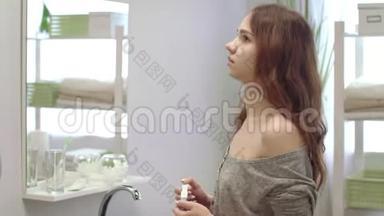 焦急的年轻女子在浴室里看着结果<strong>怀孕测试</strong>。 意外<strong>怀孕</strong>