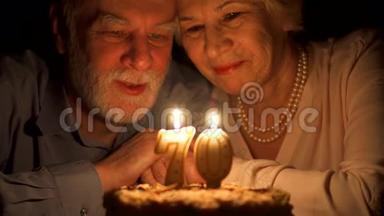喜欢在晚上在家里用蛋糕庆祝<strong>结婚</strong>周年。 吹灭<strong>蜡烛</strong>。