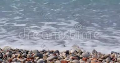 海滩上的鹅卵石和<strong>滚滚</strong>的绿松石海浪飞溅