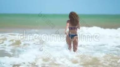 幸福家庭妈妈和宝宝赤脚在湿沙上<strong>奔跑</strong>，后景.. 妈妈和宝宝两只手一起在海滩上<strong>奔跑</strong>。