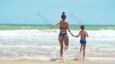 幸福家庭<strong>妈妈</strong>和<strong>宝宝</strong>赤脚在湿沙上奔跑，后景.. <strong>妈妈</strong>和<strong>宝宝</strong>两只手一起在海滩上奔跑。