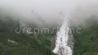 施莱吉斯山谷的瀑布，云层经过。 下雨了，下雨了