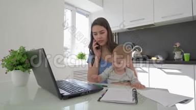为人父母很辛苦，妈妈一边哭着，一边用手提电脑，一边说话