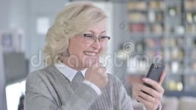 庆祝智能手机成功的老妇人画像