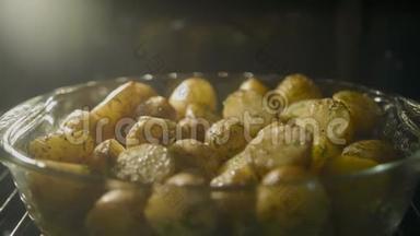 快速烘烤烤炉中的金薯，延时拍摄