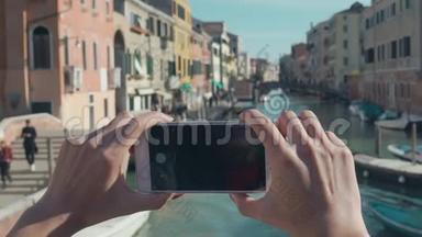 游客用威尼斯的大运河的手机拍照。 旅行，生活方式。 旅游概念。