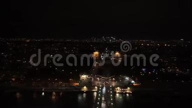 巴黎城市夜景。 卢浮宫博物馆。 空中观景。 城市灯和街道与汽车交通。