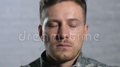 哭泣的退伍军人在镜头特写，心理治疗，抑郁