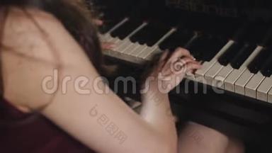 女人的手在<strong>弹钢琴</strong>`特写。