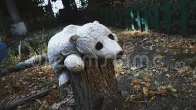 黑暗后院的木头上的玩具熊，悲伤的童年回忆，可怕的噩梦