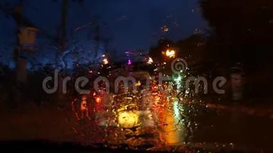 泰国松塔尤巴士与照明前灯沿<strong>夜间街道</strong>在雨季。 从汽车玻璃中观看