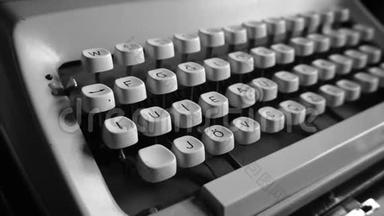 旧的f型键盘打字机前土耳其键盘打字机