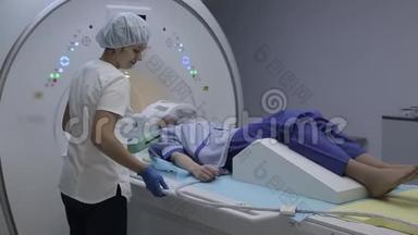 医生给病人介绍了一种造影剂进行磁共振研究。