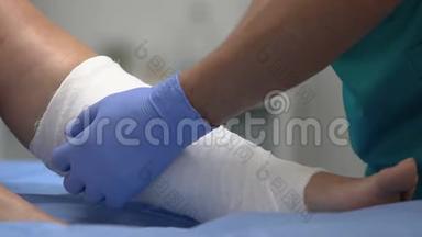 医生在病人腿上用绷带包扎，住院治疗