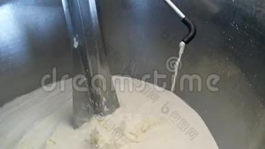 在维多利亚的一个奶牛场，将新鲜的生奶倒入一个贮罐中