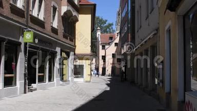 夏天德国雷根斯堡历史中心的一条孤独的小街道。 人们走在狭窄的地方