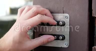手指用门码打开门。