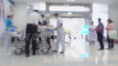 男护士使用轮椅或床带病人<strong>看病</strong>