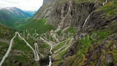 挪威，安达。 汽车在蛇形山路上行驶。 著名的挪威<strong>地标</strong>