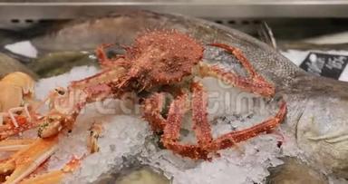 在市场商店，生的美味的新鲜海鲜<strong>螃蟹</strong>，<strong>龙虾</strong>，虾在冰上