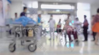 男护士使用轮椅或床带病人看病