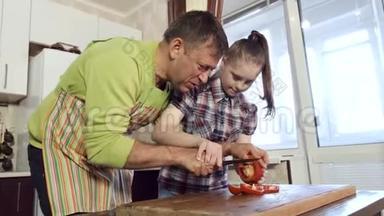 一位父亲教他患有唐氏综合症的女儿如何切蔬菜。
