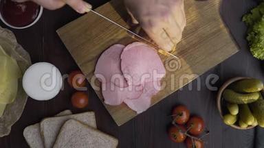 美味的天然火腿的桌面视频是用锋利的刀切在木板上，肉干熏制而成
