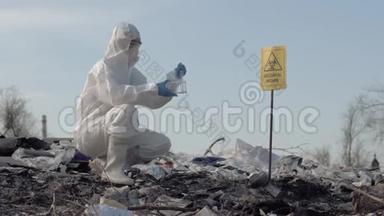 污染环境，女科学家穿着制服和防护手套，拿着试管和取样品。