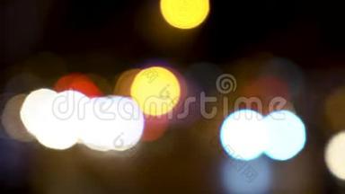 夜间在城市街道上行驶的汽车、摩托车、摩托车和<strong>交通信号</strong>灯