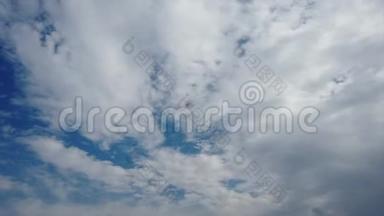美丽的蓝天，天空中飘着<strong>层层</strong>叠叠的卷云