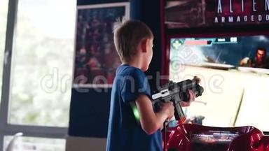 这个男孩在老虎机大厅里玩电子游戏。 很有趣。 儿童交流