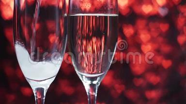 香槟被倒入一个红色背景上的玻璃杯中，里面有许多心，靠近。
