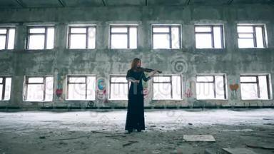 女小提琴手在破旧的大厅里演奏乐器