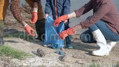 把地球从塑料中拯救出来，年轻的家庭志愿者带着戴着橡胶手套的孩子，在打<strong>扫</strong>卫生的时候把<strong>垃圾</strong>收集到<strong>垃圾</strong>袋里