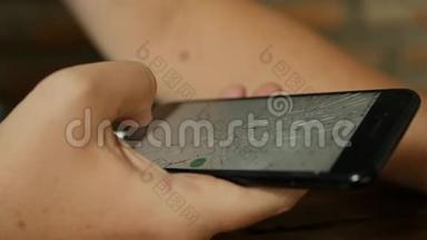 一个女人用一部坏掉的手机智能手机特写。 手机屏幕砸碎开裂.. 技术装置